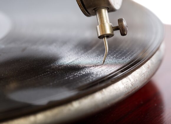 Closeup shot of a needle of the gramophone with a shellac disk Grabación de «Candombe» de Carlos Giucci, por Alicia Escuder